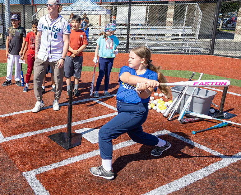 everett_sports Everett girl swinging baseball bat
