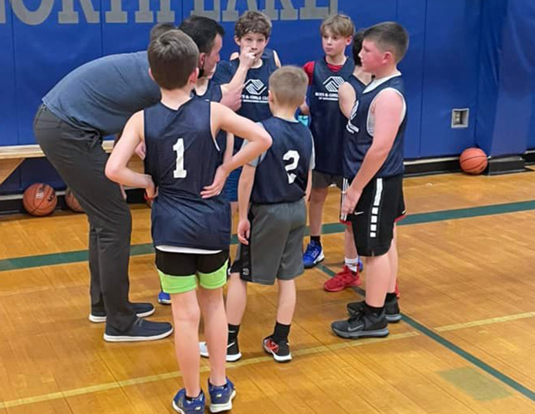 lake_stevens_sports Lake Sevens basketball players huddled with coach