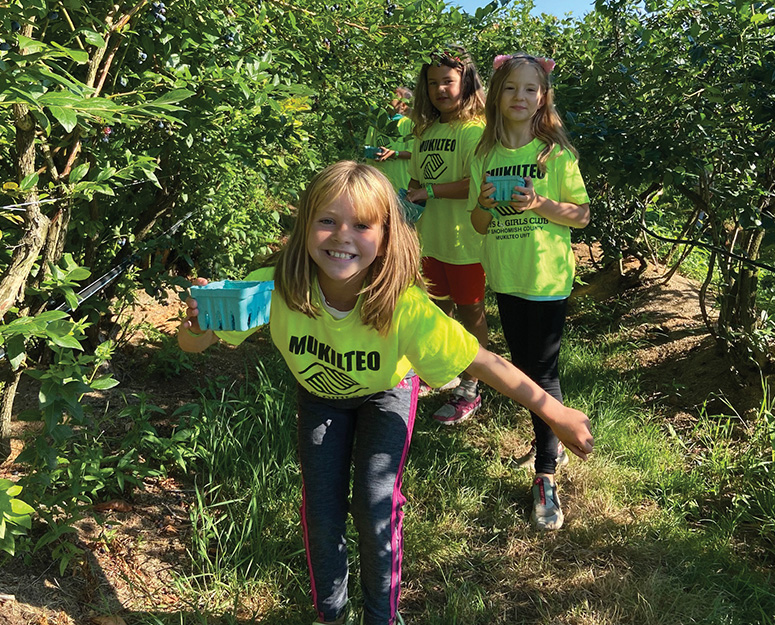 mukilteo_camp Mukilteo girls in berry patch