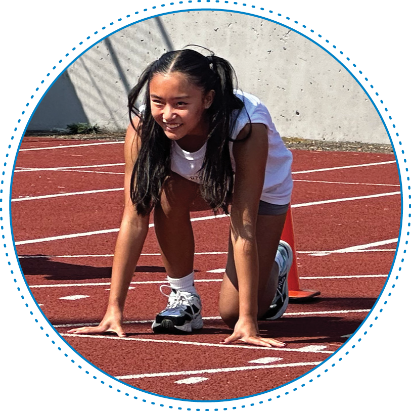 sports_hero girl in starting pose on running track